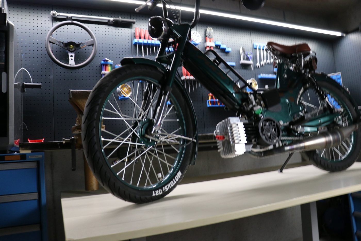 Mofa-Lampe Puch auf Werkbank