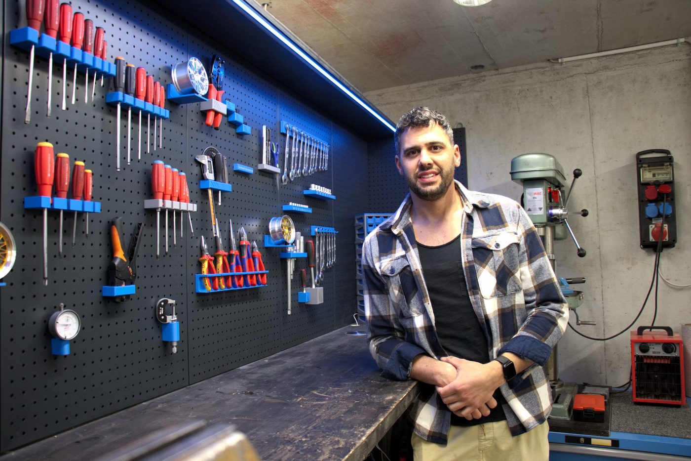 Joel Schmid in der Werkstatt